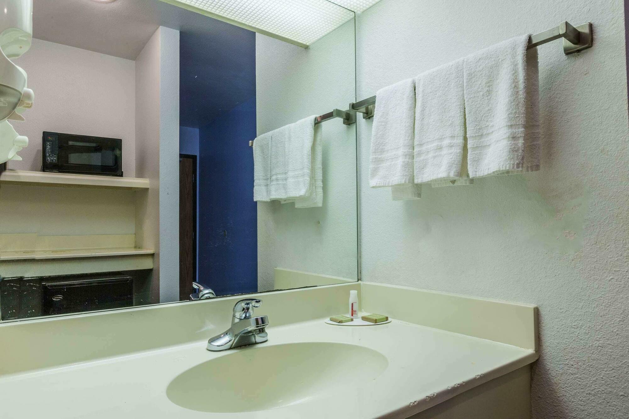 Super 8 By Wyndham Garland North Dallas Area Exterior photo